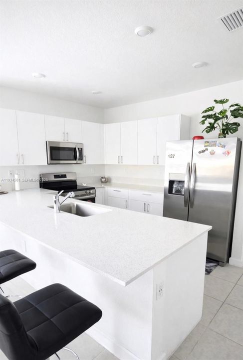 出租: $3,200 (4 贝兹, 3 浴室, 1892 平方英尺)