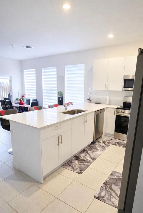 出租: $3,200 (4 贝兹, 3 浴室, 1892 平方英尺)