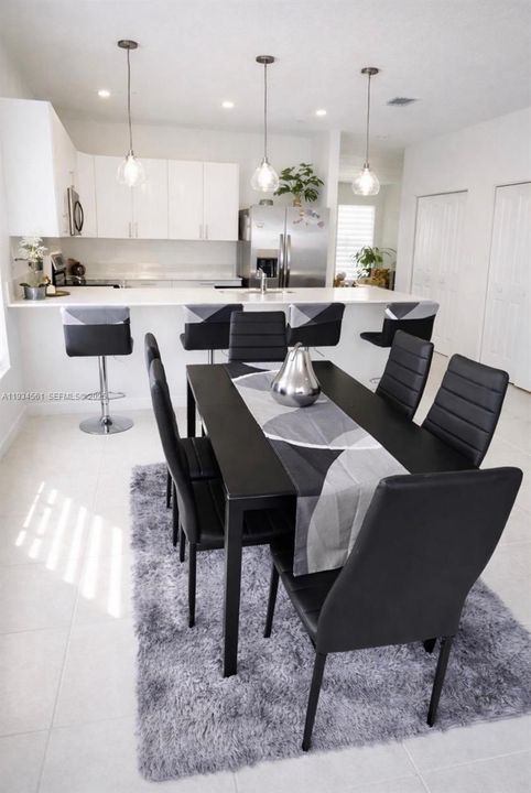 出租: $3,200 (4 贝兹, 3 浴室, 1892 平方英尺)