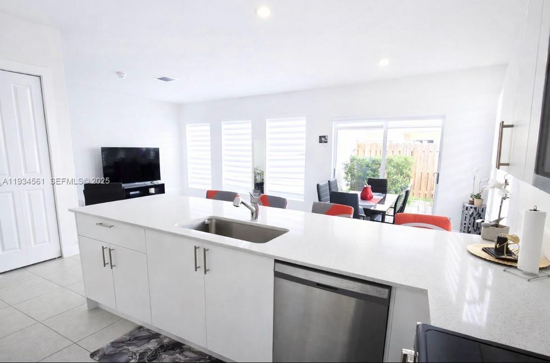 出租: $3,200 (4 贝兹, 3 浴室, 1892 平方英尺)