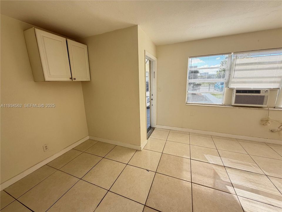 For Rent: $1,200 (0 beds, 1 baths, 300 Square Feet)