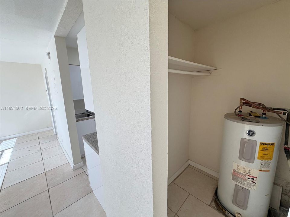 For Rent: $1,200 (0 beds, 1 baths, 300 Square Feet)