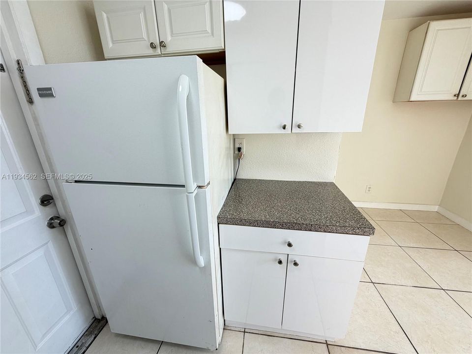 For Rent: $1,200 (0 beds, 1 baths, 300 Square Feet)