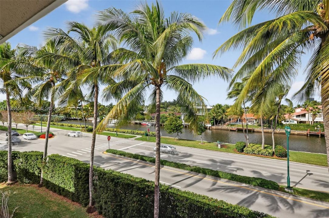 For Sale: $874,999 (4 beds, 3 baths, 2700 Square Feet)