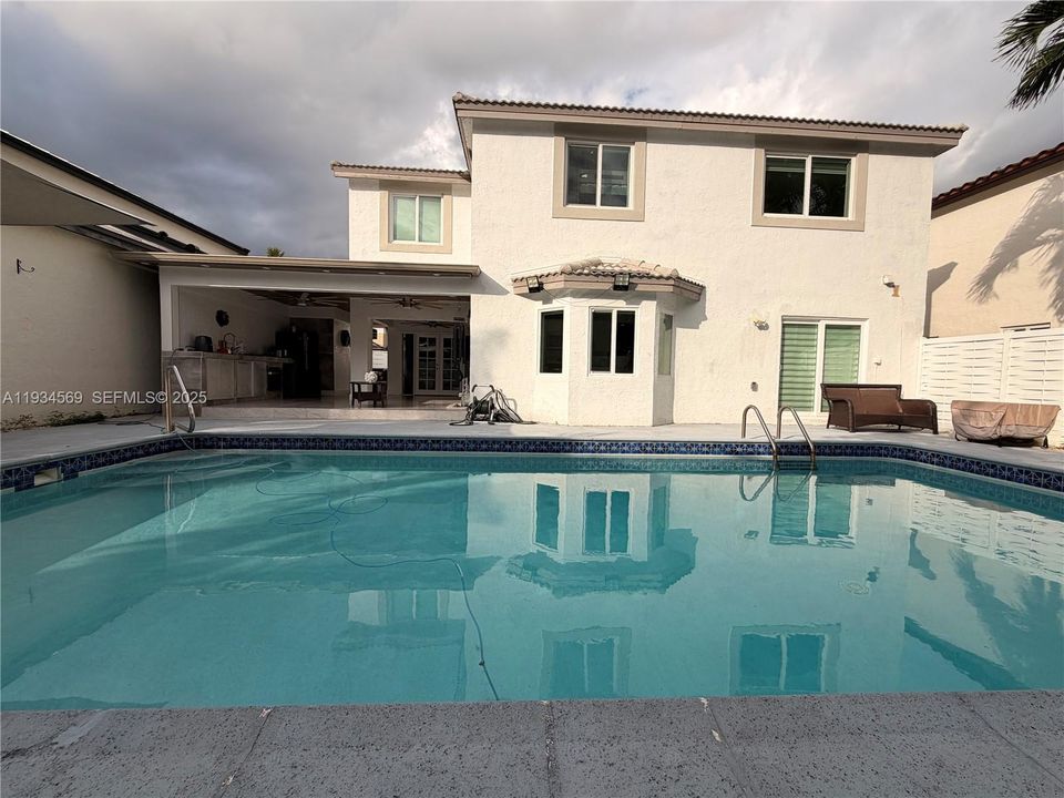 For Sale: $760,000 (4 beds, 2 baths, 2071 Square Feet)