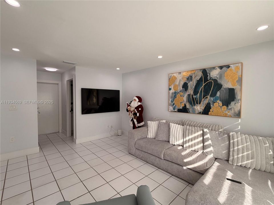 For Sale: $760,000 (4 beds, 2 baths, 2071 Square Feet)