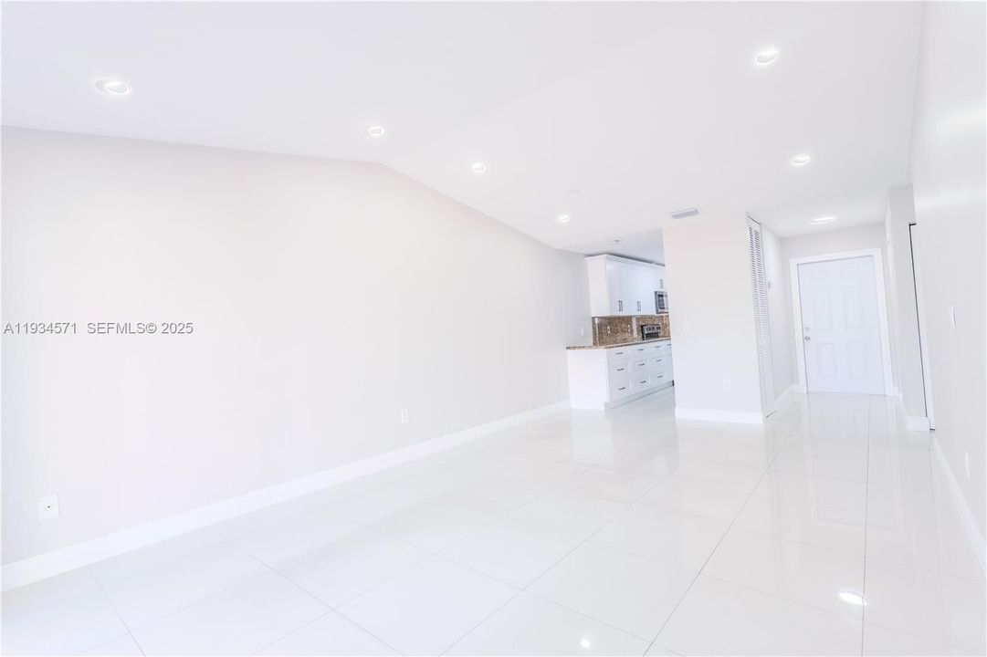 For Rent: $2,600 (2 beds, 2 baths, 1030 Square Feet)