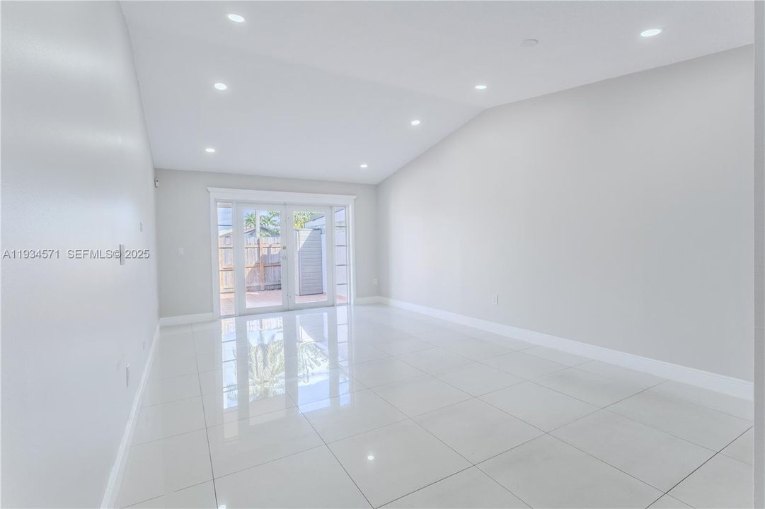 For Rent: $2,600 (2 beds, 2 baths, 1030 Square Feet)