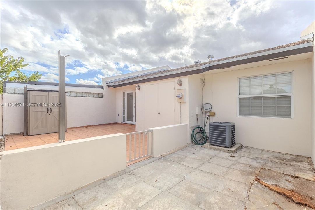 For Rent: $2,600 (2 beds, 2 baths, 1030 Square Feet)