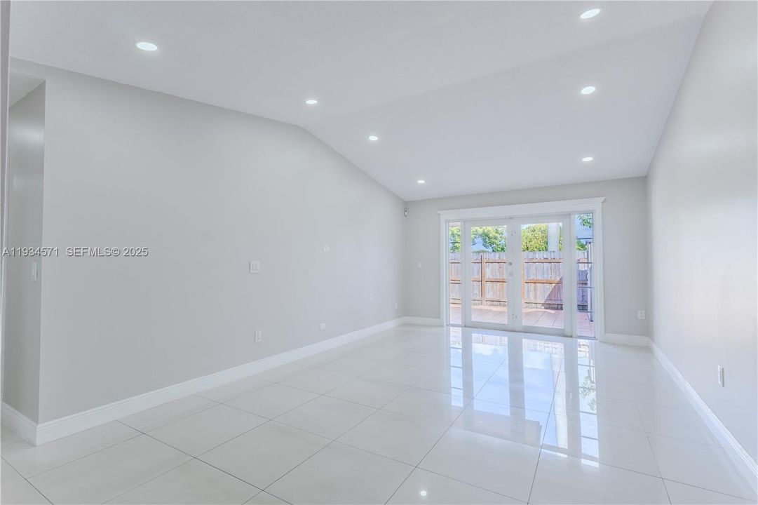 For Rent: $2,600 (2 beds, 2 baths, 1030 Square Feet)