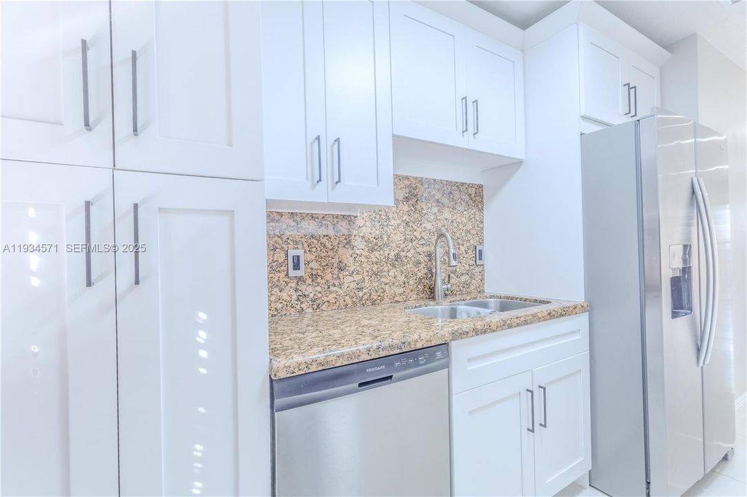 For Rent: $2,600 (2 beds, 2 baths, 1030 Square Feet)