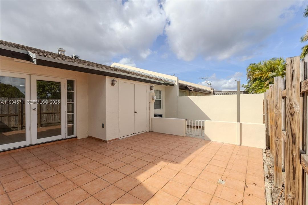 For Rent: $2,600 (2 beds, 2 baths, 1030 Square Feet)