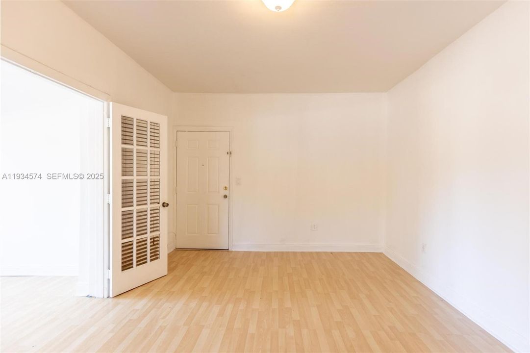 For Rent: $2,100 (2 beds, 1 baths, 1000 Square Feet)