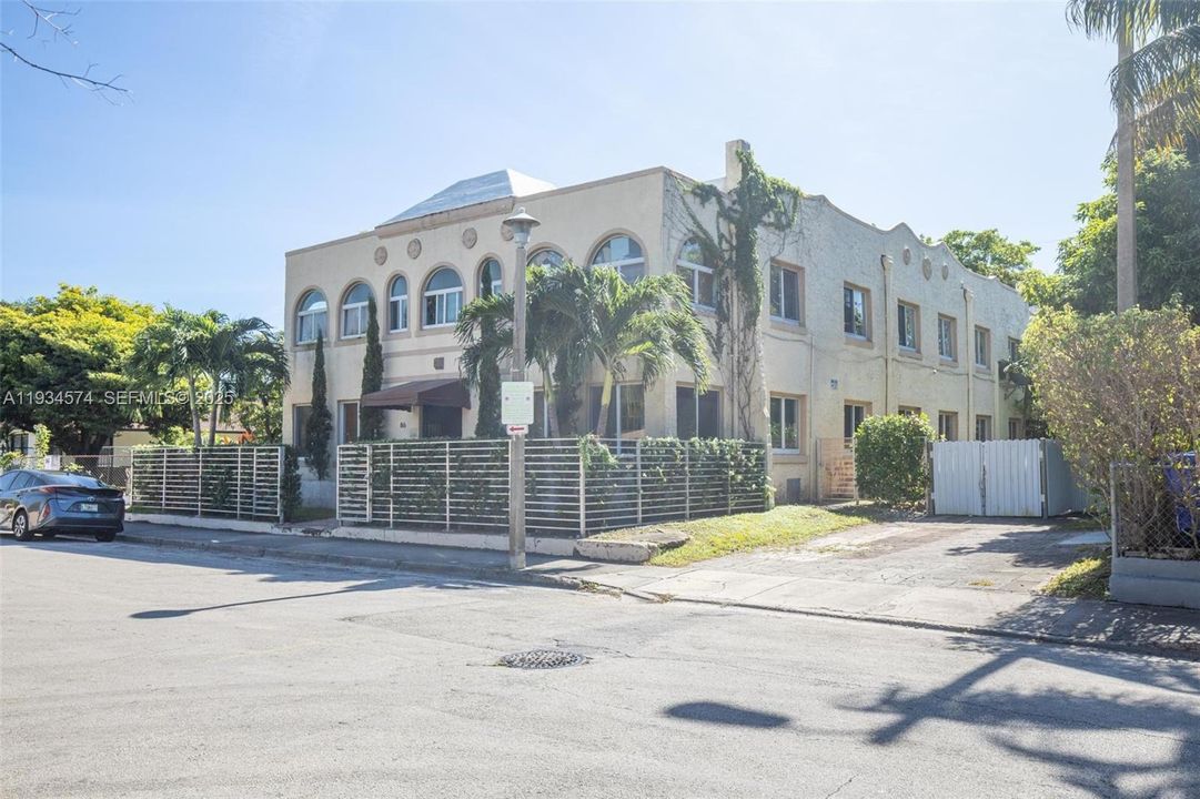 For Rent: $2,100 (2 beds, 1 baths, 1000 Square Feet)