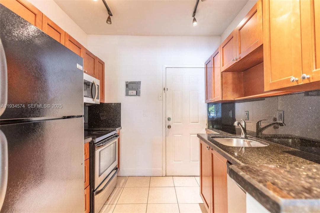 For Rent: $2,100 (2 beds, 1 baths, 1000 Square Feet)