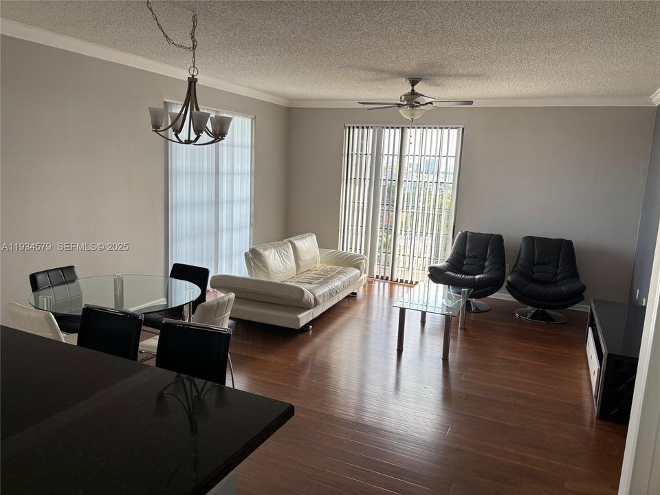 В аренду: $2,700 (2 спален, 2 ванн, 1280 Квадратных фут)