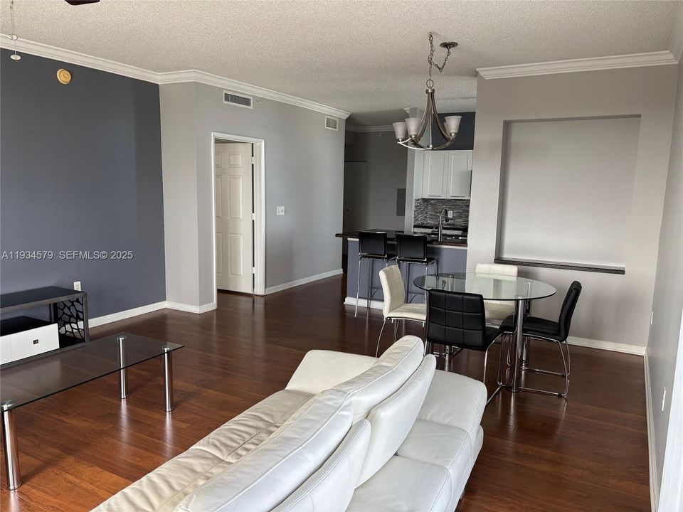 В аренду: $2,700 (2 спален, 2 ванн, 1280 Квадратных фут)