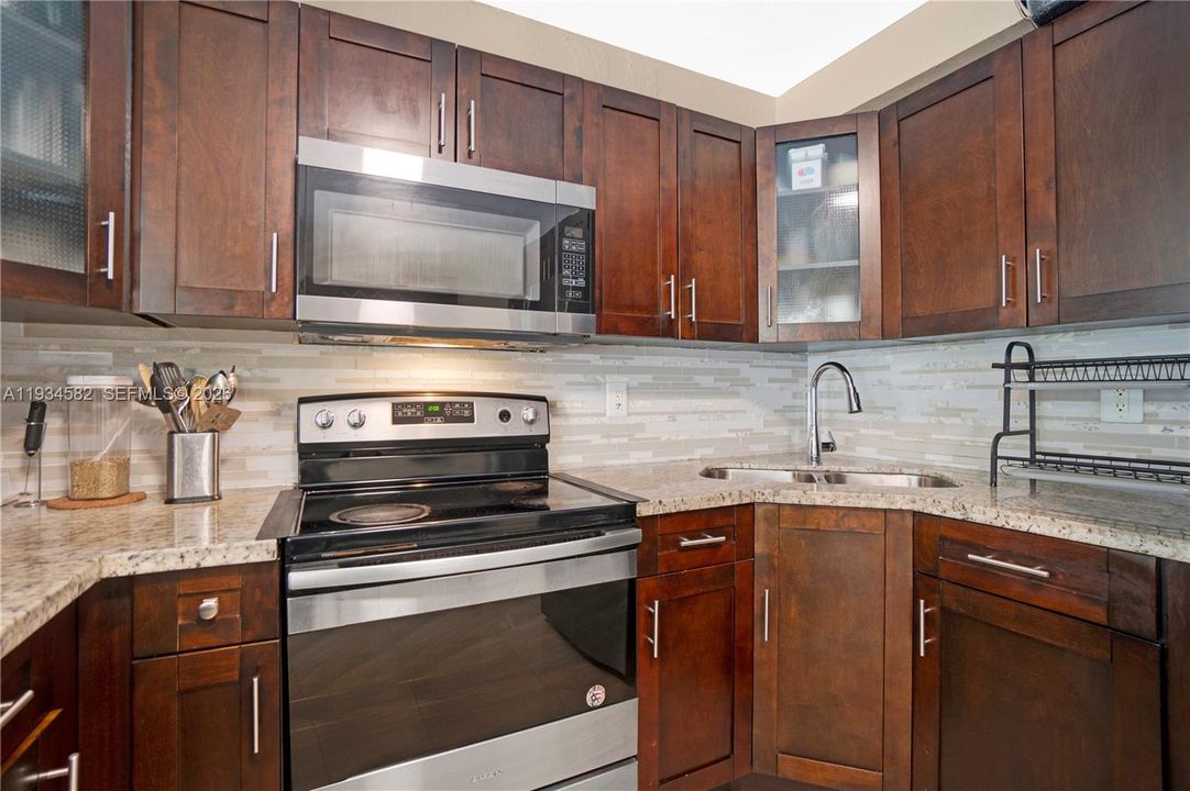 For Sale: $490,000 (3 beds, 2 baths, 1395 Square Feet)