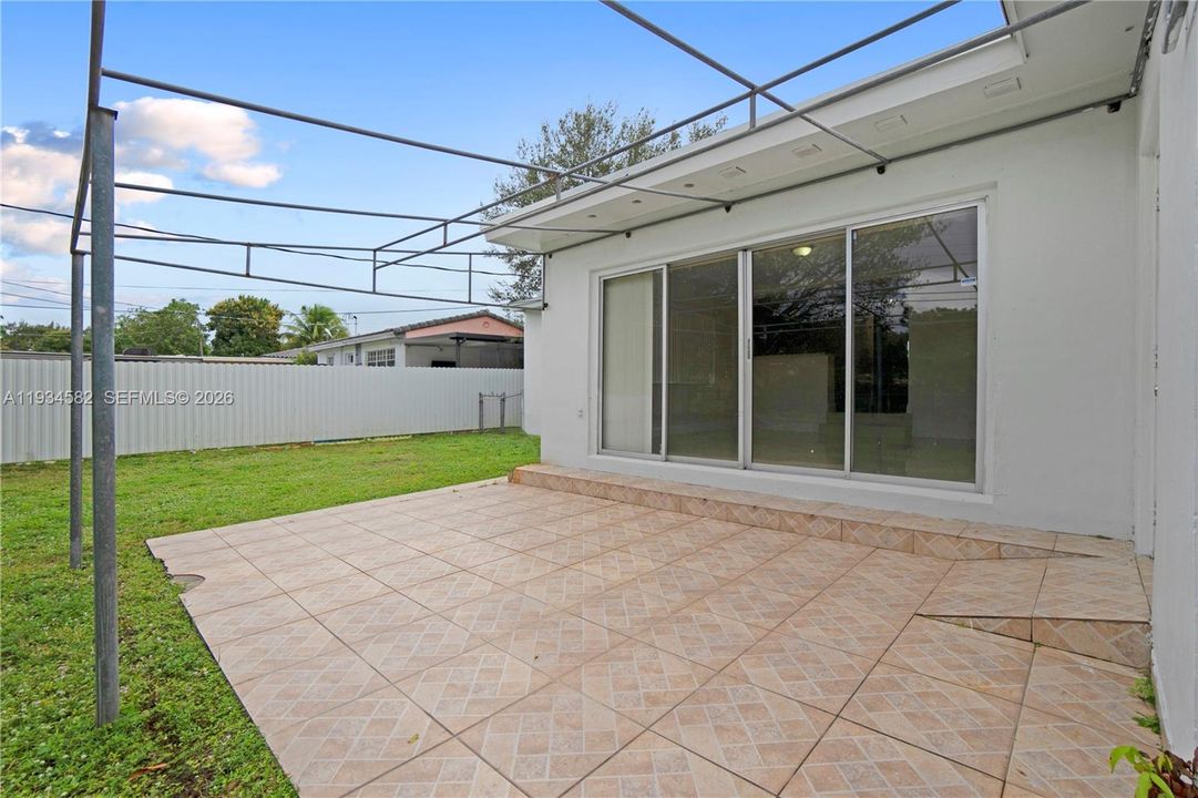 For Sale: $490,000 (3 beds, 2 baths, 1395 Square Feet)