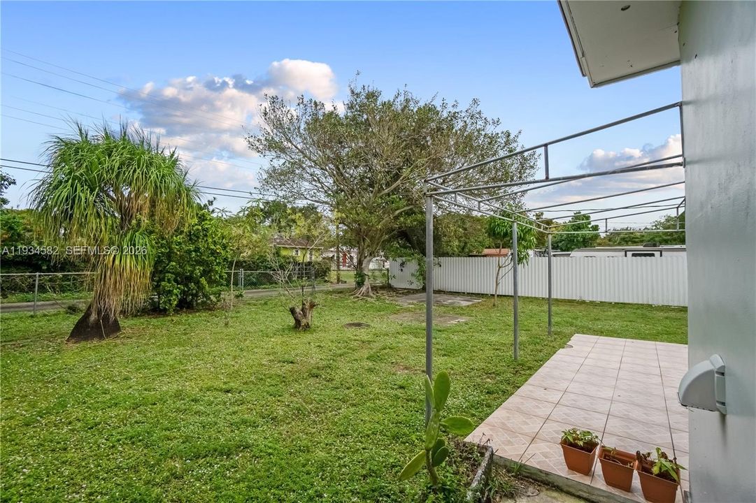 For Sale: $490,000 (3 beds, 2 baths, 1395 Square Feet)