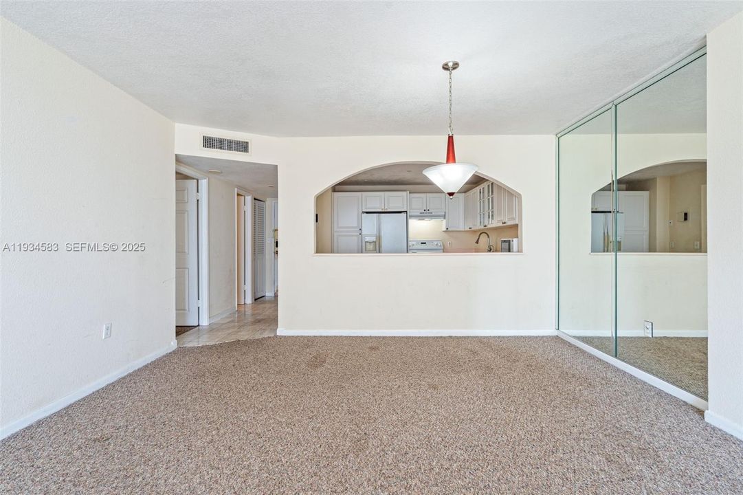 待售: $189,900 (1 贝兹, 1 浴室, 1066 平方英尺)