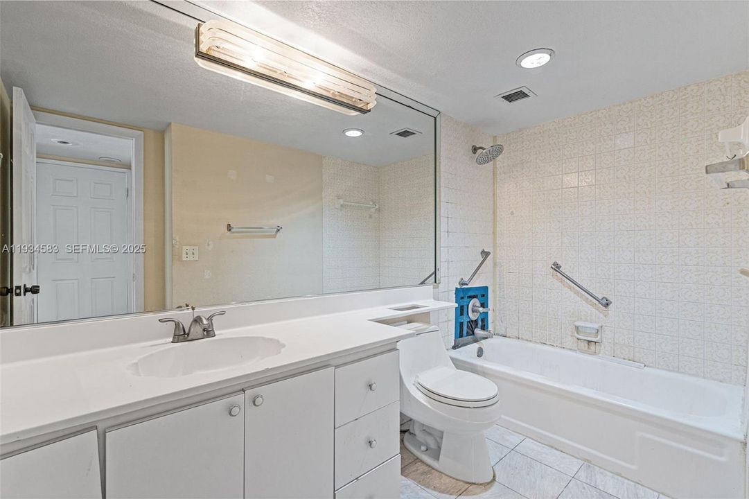 待售: $189,900 (1 贝兹, 1 浴室, 1066 平方英尺)