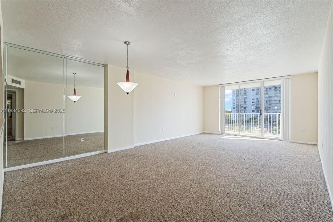 待售: $189,900 (1 贝兹, 1 浴室, 1066 平方英尺)