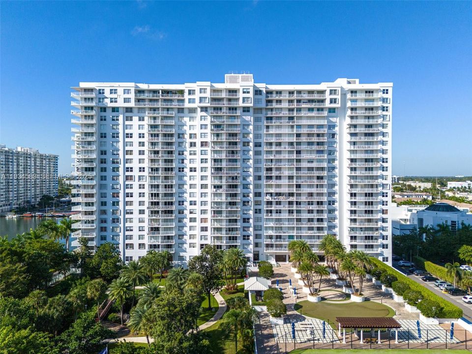 待售: $189,900 (1 贝兹, 1 浴室, 1066 平方英尺)