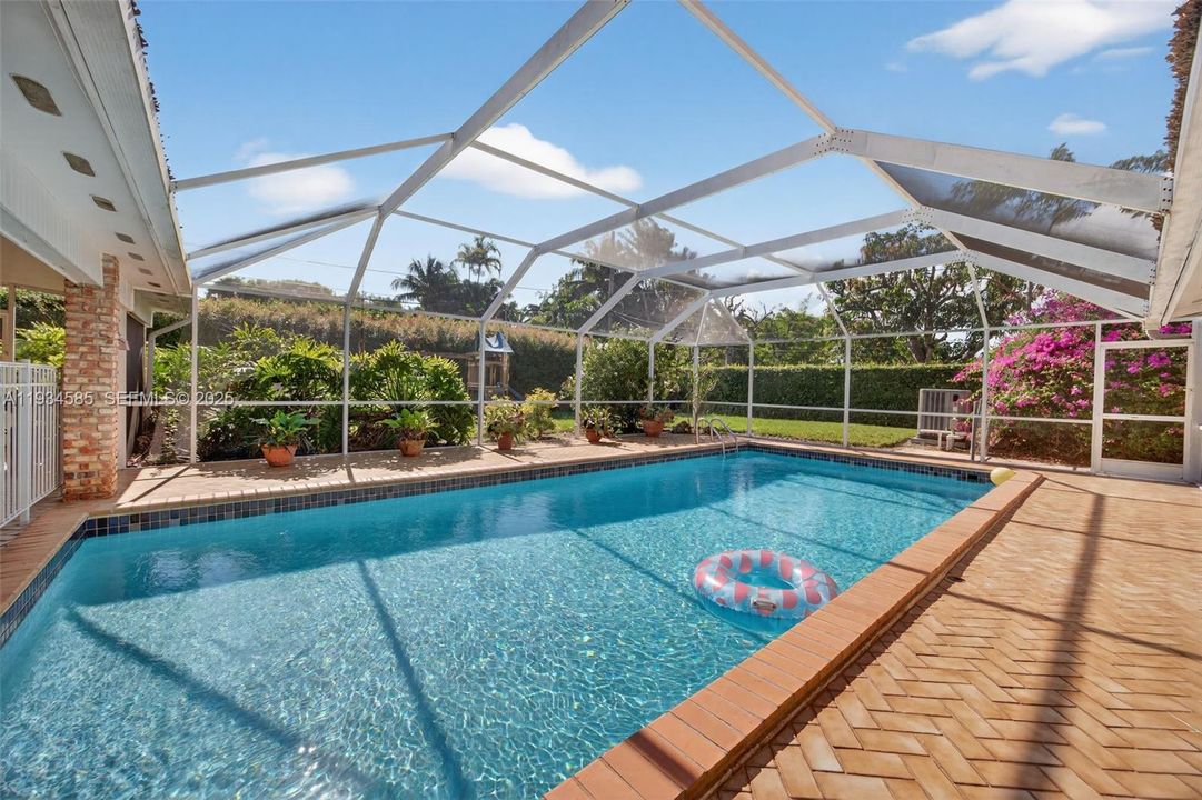 For Sale: $1,650,000 (4 beds, 2 baths, 2374 Square Feet)