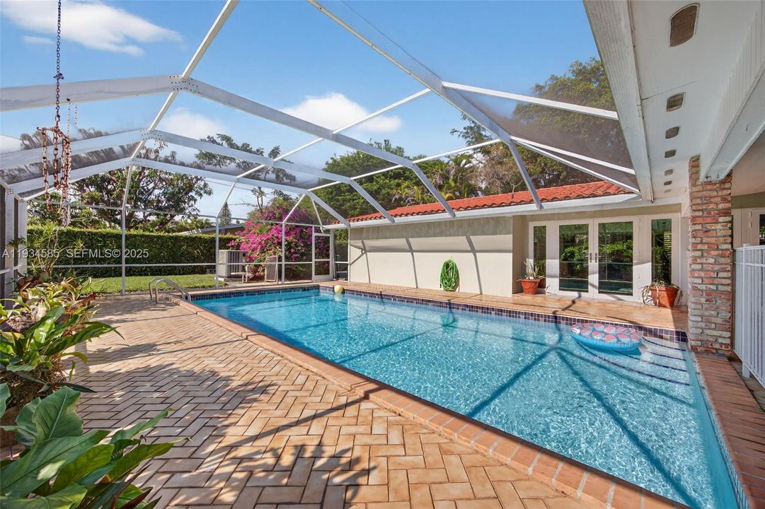 For Sale: $1,650,000 (4 beds, 2 baths, 2374 Square Feet)