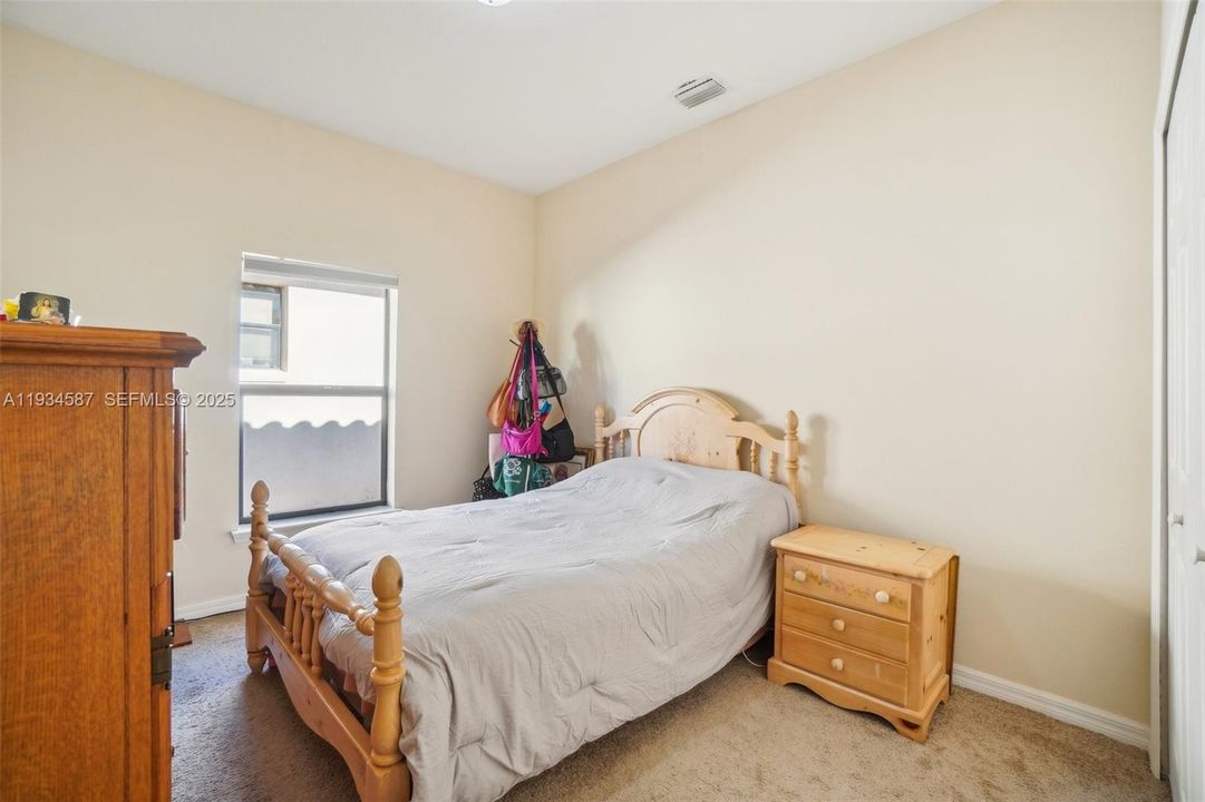 На продажу: $399,999 (5 спален, 3 ванн, 2003 Квадратных фут)