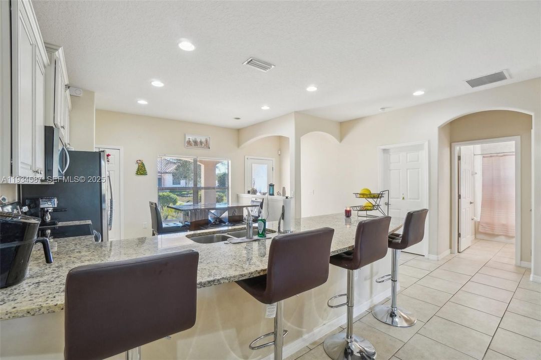 На продажу: $399,999 (5 спален, 3 ванн, 2003 Квадратных фут)