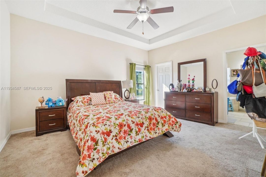 На продажу: $399,999 (5 спален, 3 ванн, 2003 Квадратных фут)