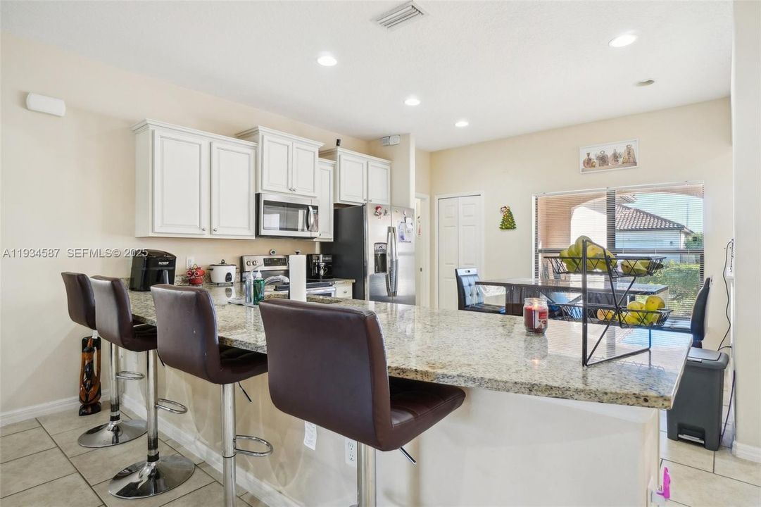 На продажу: $399,999 (5 спален, 3 ванн, 2003 Квадратных фут)