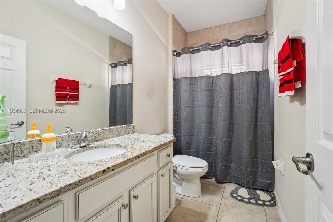 На продажу: $399,999 (5 спален, 3 ванн, 2003 Квадратных фут)