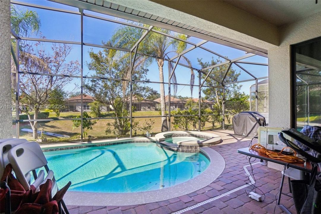 На продажу: $399,999 (5 спален, 3 ванн, 2003 Квадратных фут)