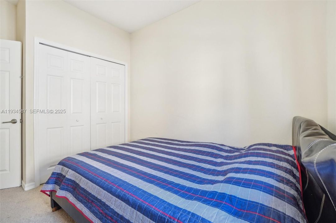 На продажу: $399,999 (5 спален, 3 ванн, 2003 Квадратных фут)