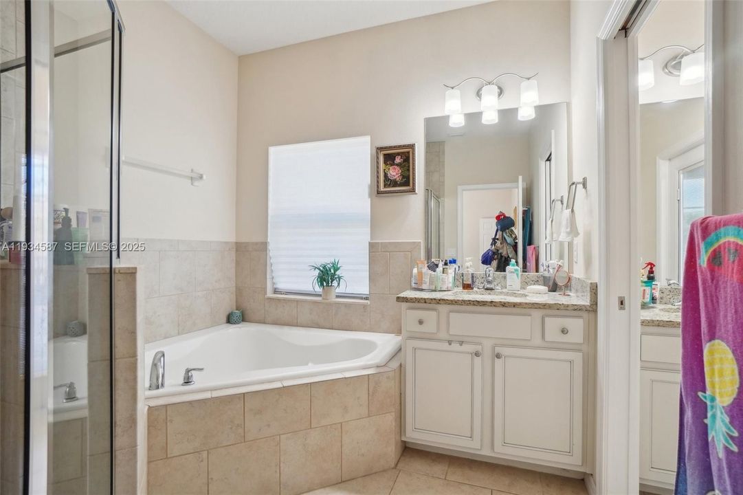 На продажу: $399,999 (5 спален, 3 ванн, 2003 Квадратных фут)