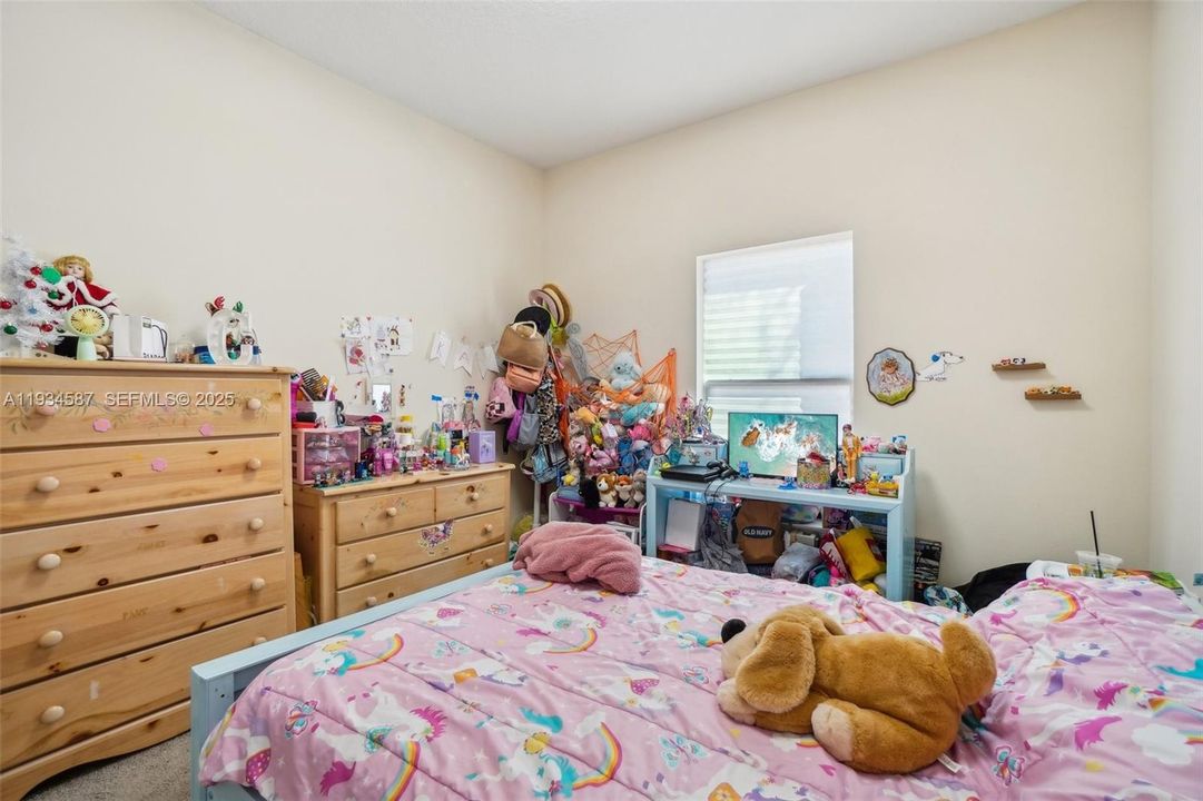 На продажу: $399,999 (5 спален, 3 ванн, 2003 Квадратных фут)