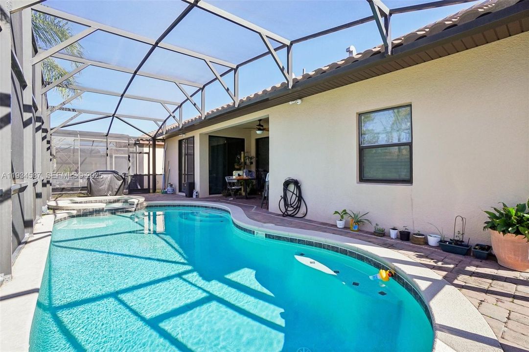 На продажу: $399,999 (5 спален, 3 ванн, 2003 Квадратных фут)