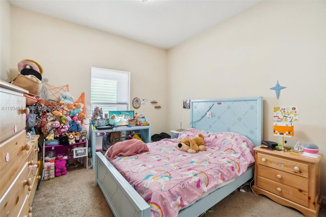 На продажу: $399,999 (5 спален, 3 ванн, 2003 Квадратных фут)