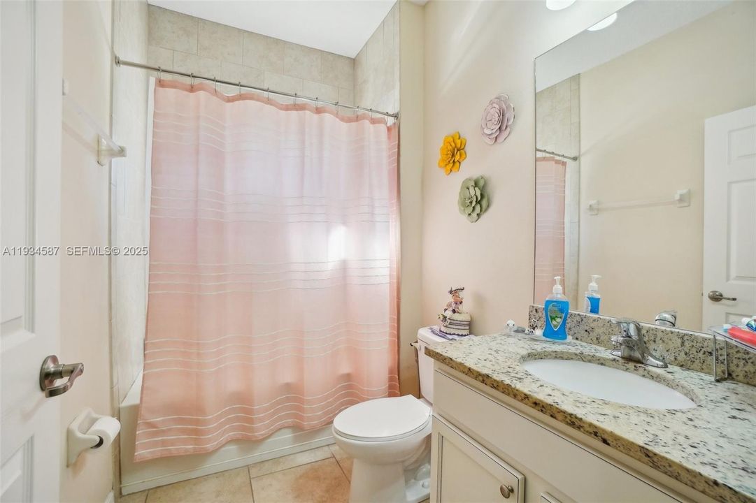 На продажу: $399,999 (5 спален, 3 ванн, 2003 Квадратных фут)