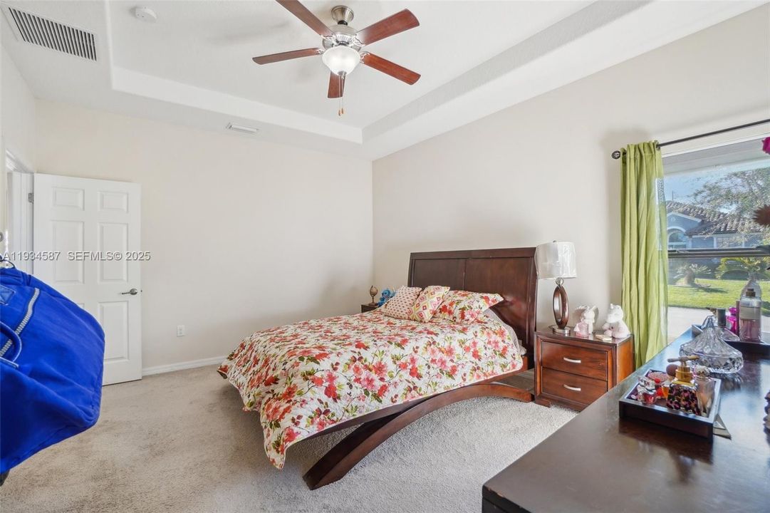 На продажу: $399,999 (5 спален, 3 ванн, 2003 Квадратных фут)