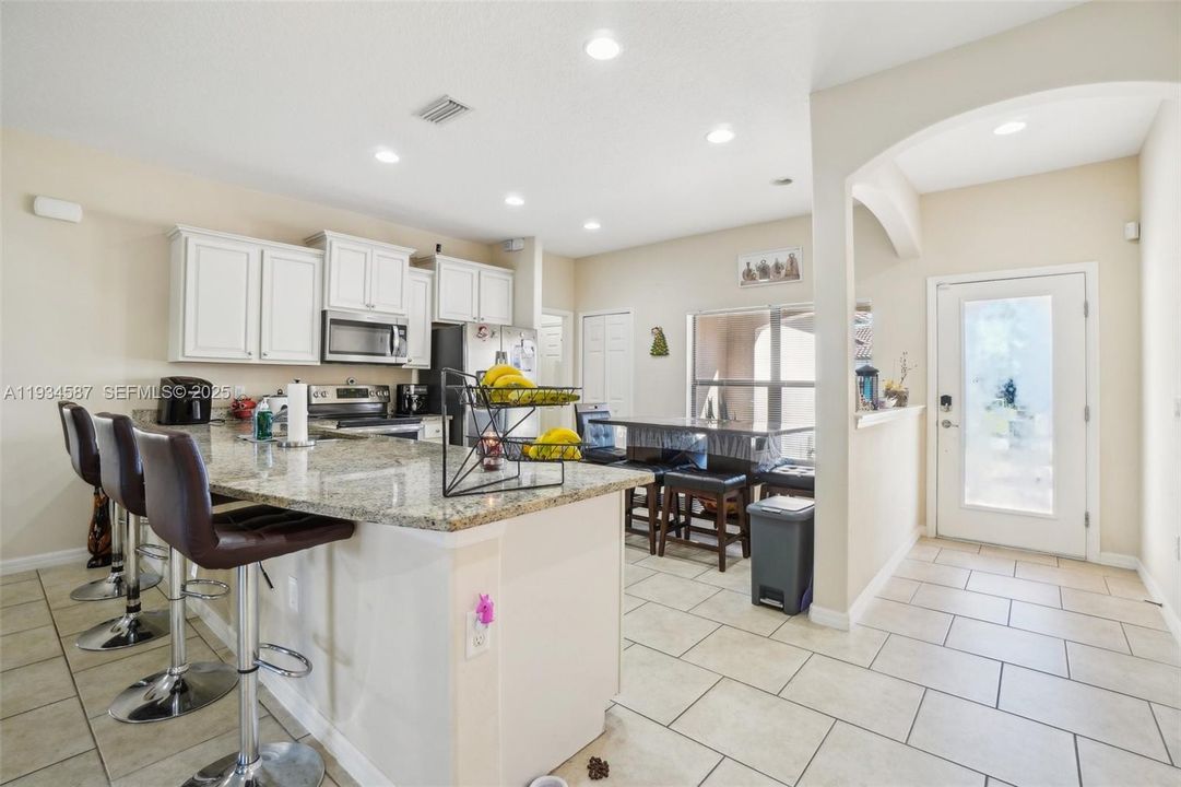 На продажу: $399,999 (5 спален, 3 ванн, 2003 Квадратных фут)