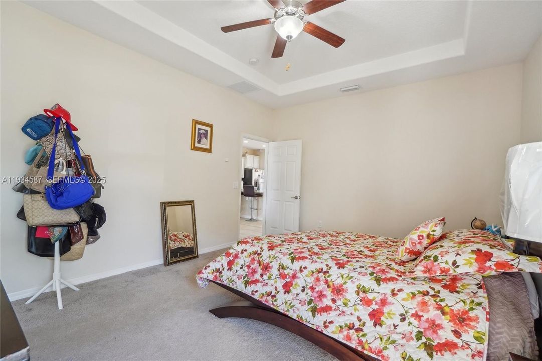 На продажу: $399,999 (5 спален, 3 ванн, 2003 Квадратных фут)