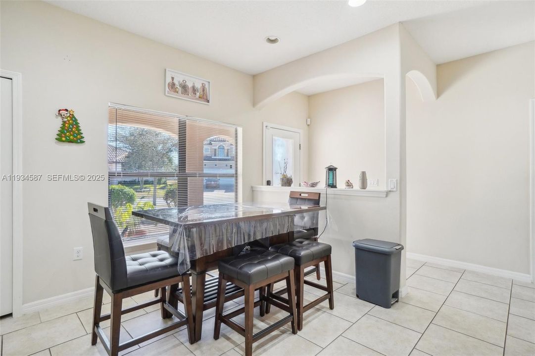 На продажу: $399,999 (5 спален, 3 ванн, 2003 Квадратных фут)