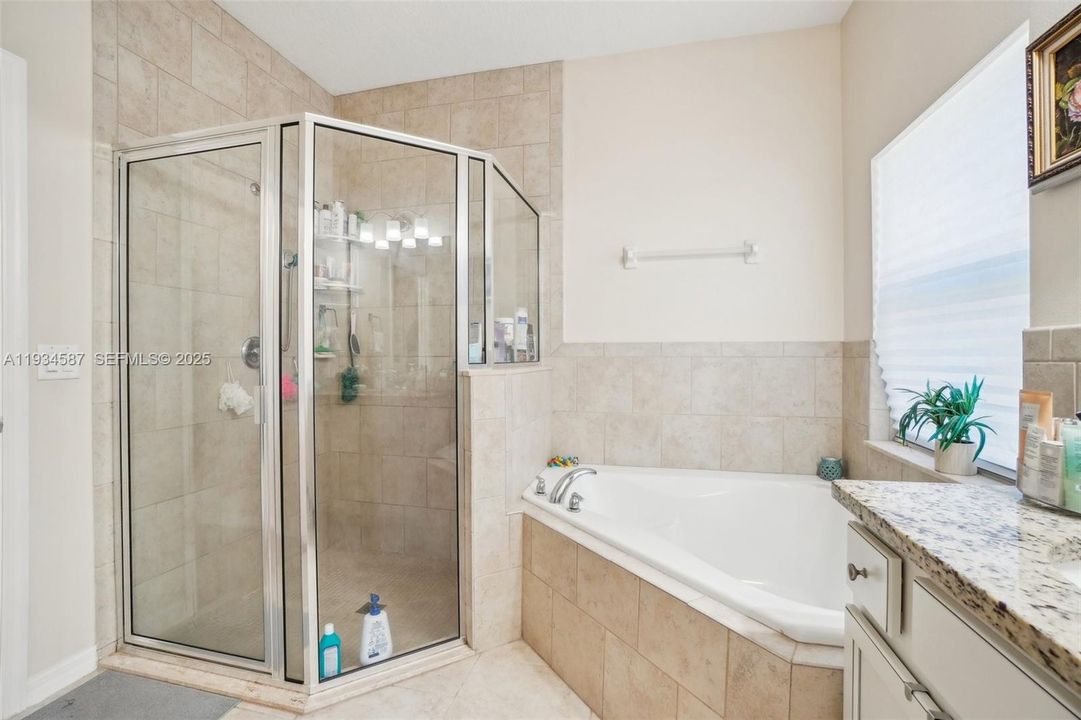 На продажу: $399,999 (5 спален, 3 ванн, 2003 Квадратных фут)