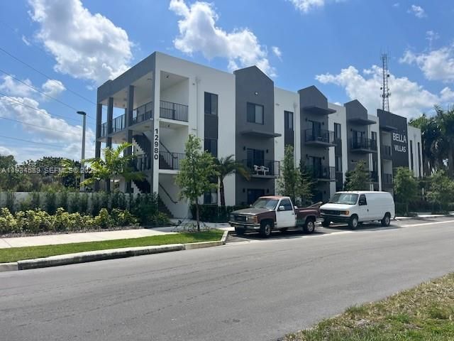 For Rent: $1,700 (1 beds, 1 baths, 710 Square Feet)