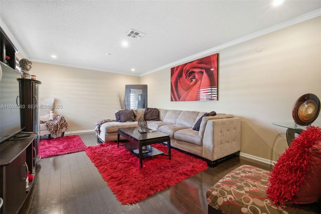 For Sale: $335,000 (2 beds, 2 baths, 1284 Square Feet)