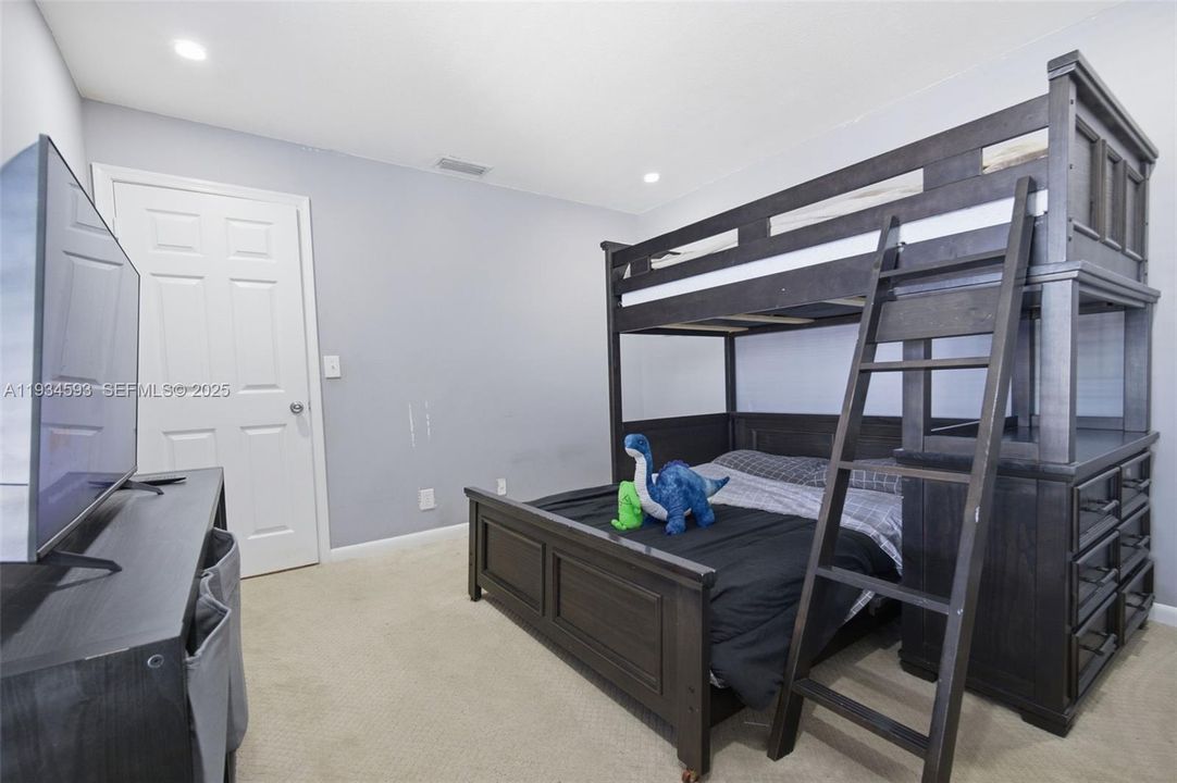 For Sale: $335,000 (2 beds, 2 baths, 1284 Square Feet)